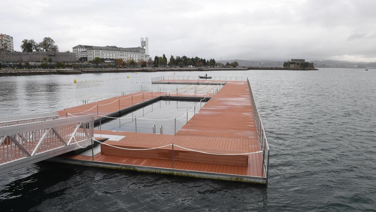 La plataforma de baño de O Parrote, con el castillo de San Antón de fondo.