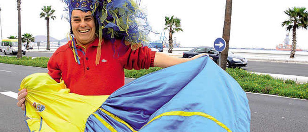 Francisco Guzmán muestra uno de los trajes de su personaje de la Diva, el de la Unión Deportiva Las Palmas.