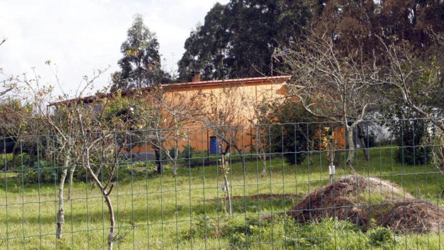 Vivienda en el lugar de A Revolta, en Sedes, donde esta mañana se han encontrado los cuerpos sin vida de un hombre y una mujer.