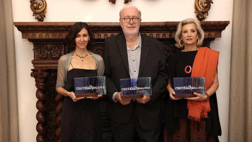 La escritora Cristina Campos, Pedro Barbadillo y Carme Pinós, en el Palacio Can Marqués. | Soni Martínez