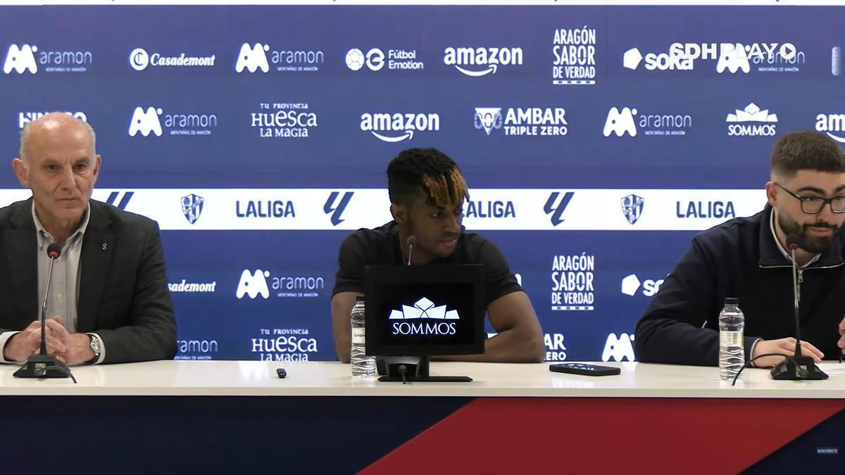 Ángel Martín Gonález, en la presentación del nuevo jugador del Huesca, Efe Aghama.
