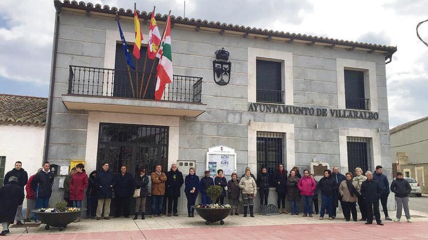 Acto contra el atentado terrorista de Bruselas a las puertas del Ayuntamiento de Villaralbo.