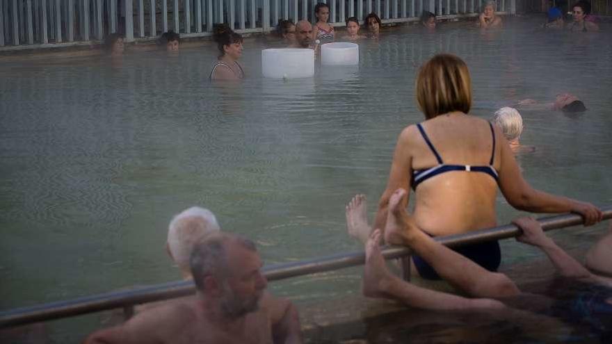 Participantes en la clases de yoga termal en la piscina de As Burgas. // Agostiño Iglesias