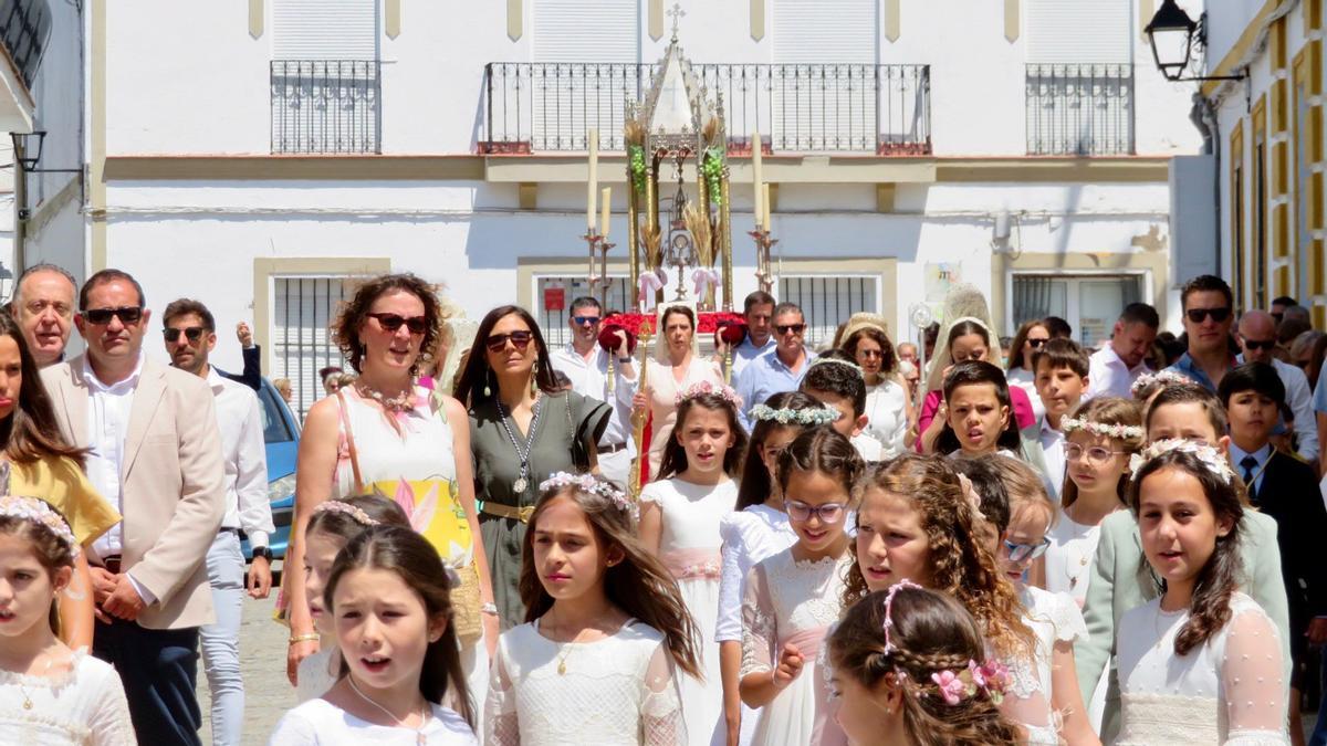 Los niños y niñas de Primera Comunión acompañan la procesión