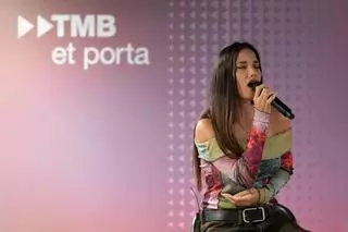 India Martínez sorprende en el Metro de Barcelona con un concierto