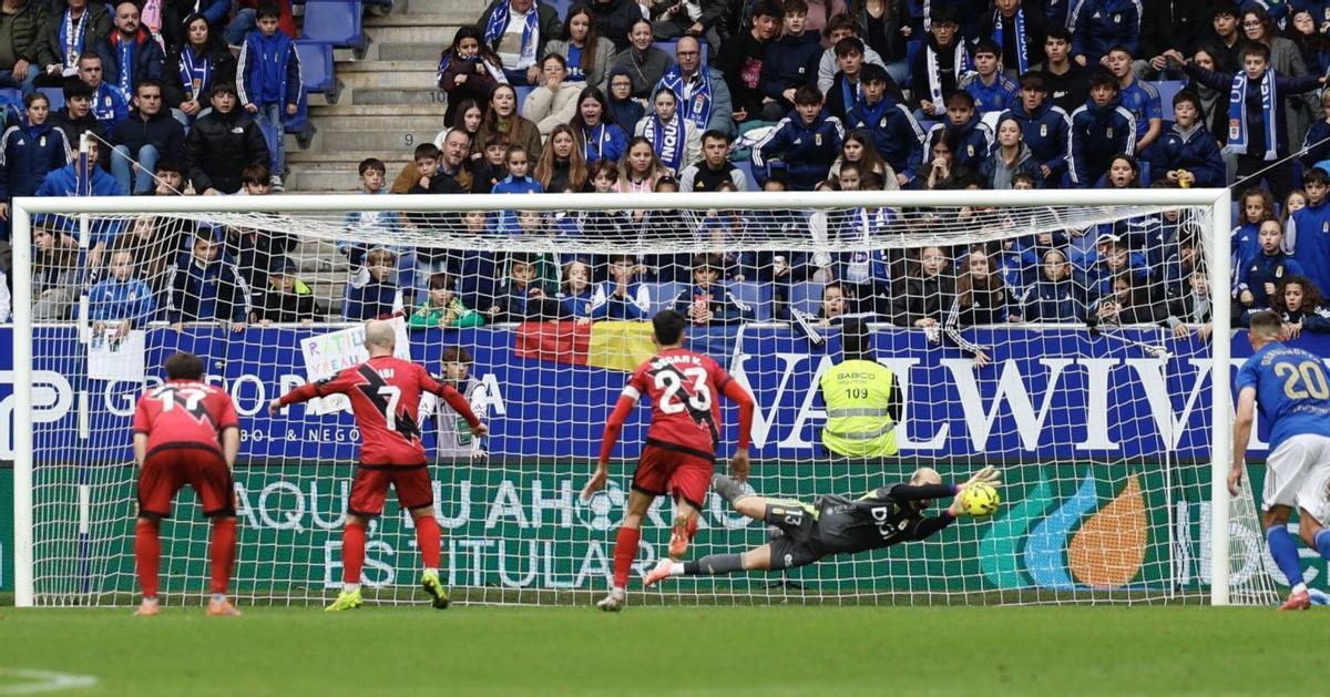 Jesús Unanua charla con Aarón en un entrenamiento en El Requexón, con Moldovan en segundo plano. | MARIO CANTELI