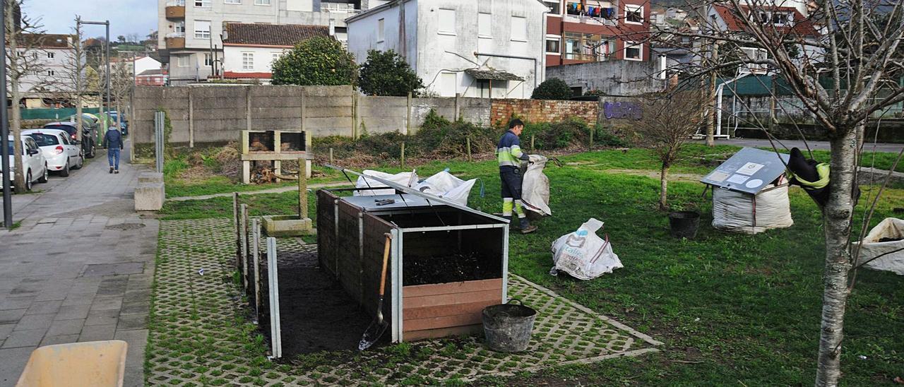 Los trabajos de desmontaje del compostero de la calle José María Estévez, ayer, previos a su ampliación a partir del lunes. |   // GONZALO NÚÑEZ