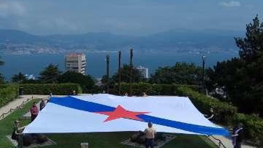 La bandera en el monte del Castro. // FdV