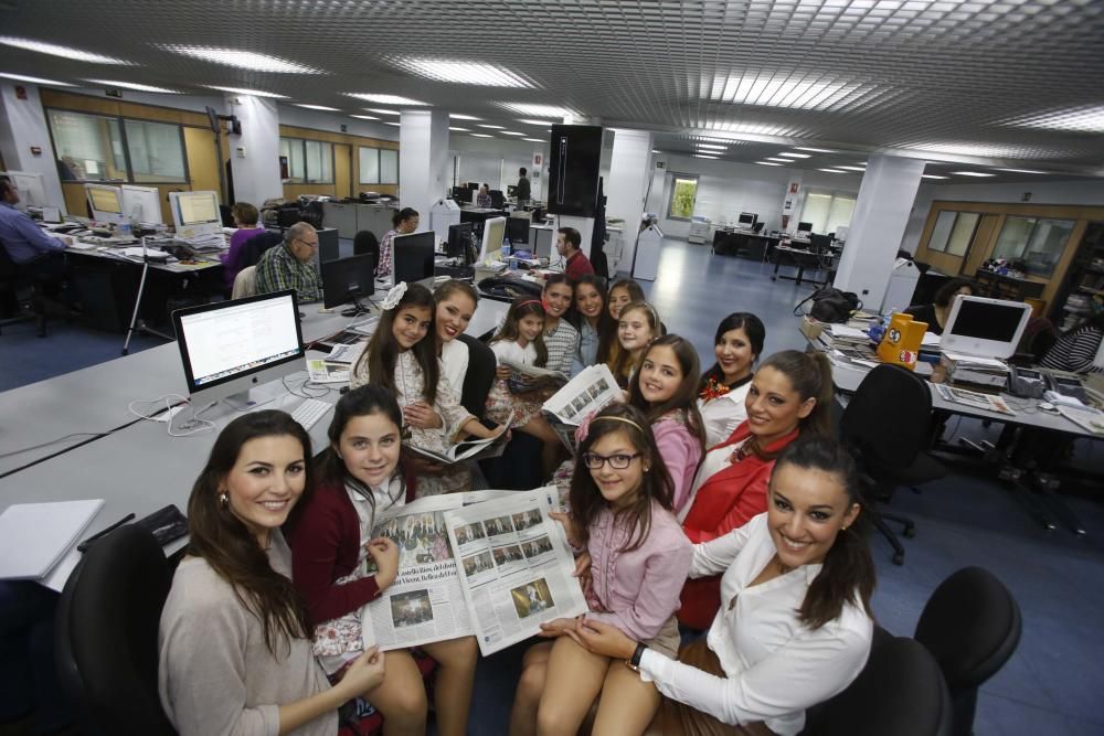 La Bellea del Foc y la Infantil, acompañadas de sus damas, visitaron la redacción del periódico y respondieron a las preguntas de los lectores en un encuentro digital