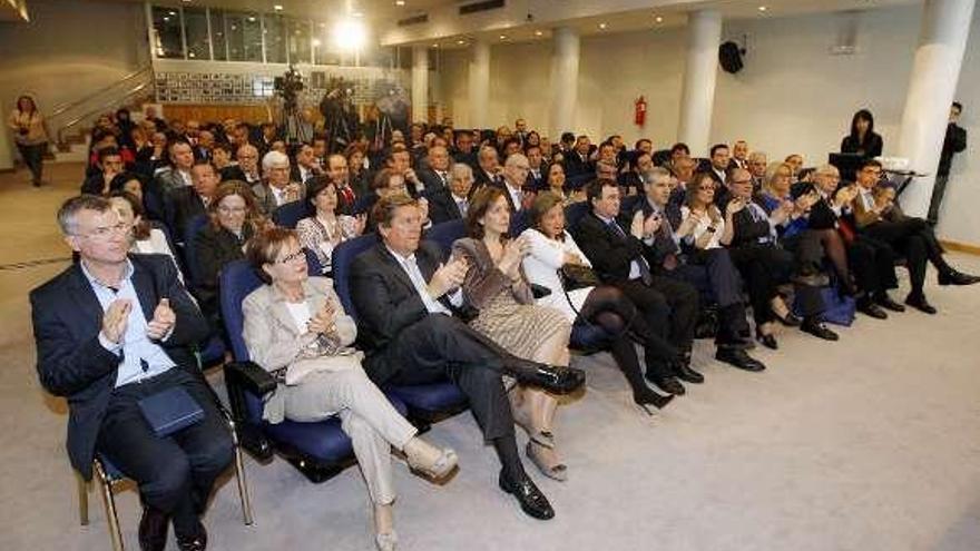 De izq a dcha: Juan Manuel Vieites (secretario general de Anfaco), Samuel Juárez, Núñez Feijóo, Benedicta Prieto, Benito Dios, Álvaro Pérez Lafuente (presidente de Anfaco) y Gabriel Mato.  // Marta G. Brea