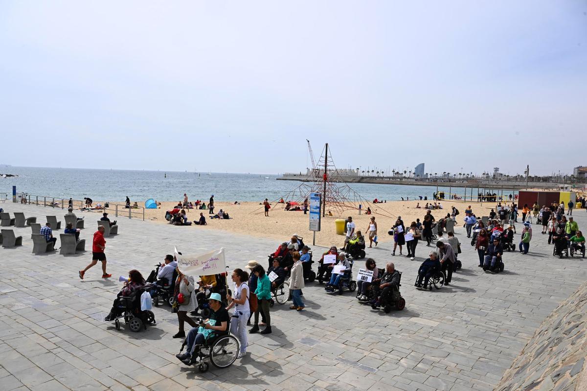 Protesta por el retraso en el baño asistido en las playas de Barcelona