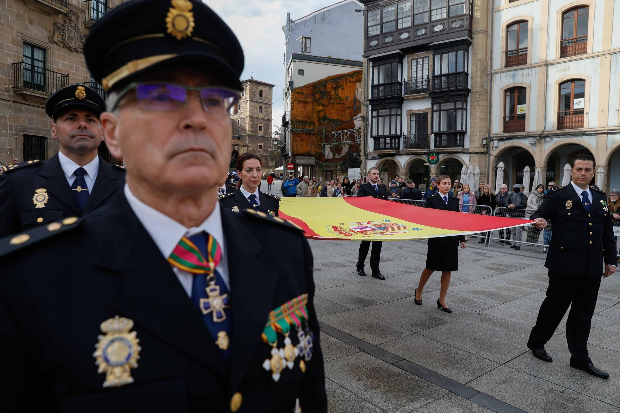 EN IMÁGENES: La Policía Nacional celebra su 200 aniversario en la Plaza de España de Avilés