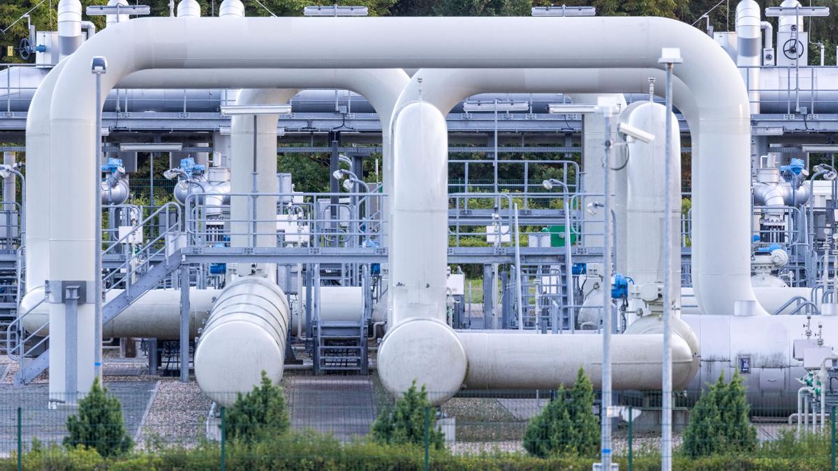 Sistemas de tuberías y dispositivos de cierre en la estación de recepción de gas del gasoducto Nord Stream 1 del Mar Báltico.
