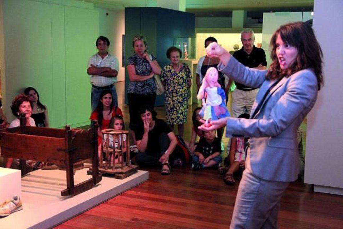 Moncho Enríquez deleita con su música al público asistente en la pasada edición de Noctámbulos en el Museo Etnográfico de Castilla y León.