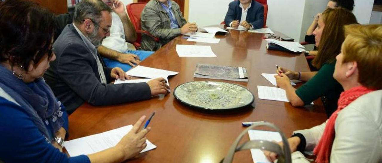 Una reunión de la comisión de seguimiento del PXOM durante la anterior corporación. // Gonzalo Núñez