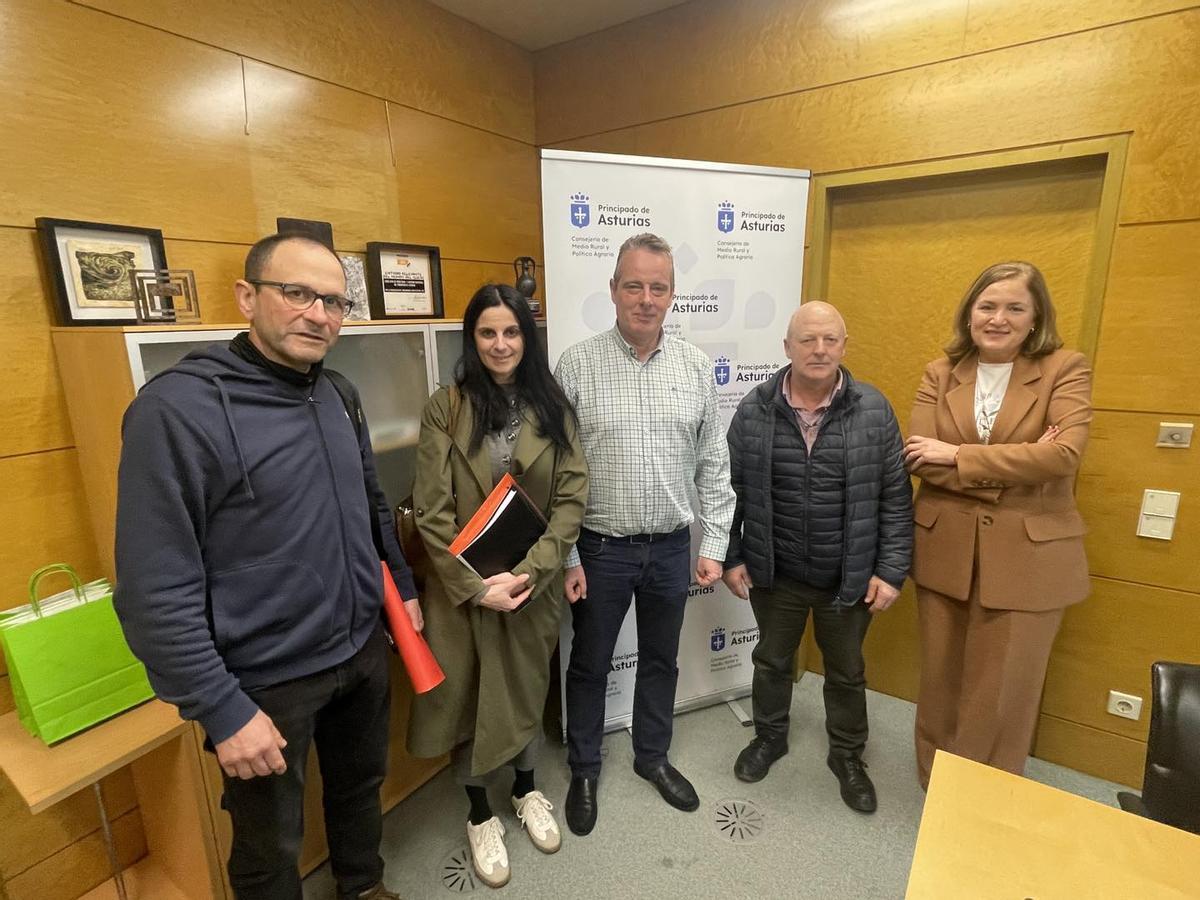 Alberto Valiente, Verónica Álvarez, Marcelino Marcos, Juan Antonio Ruanes y Begoña López, en Oviedo.