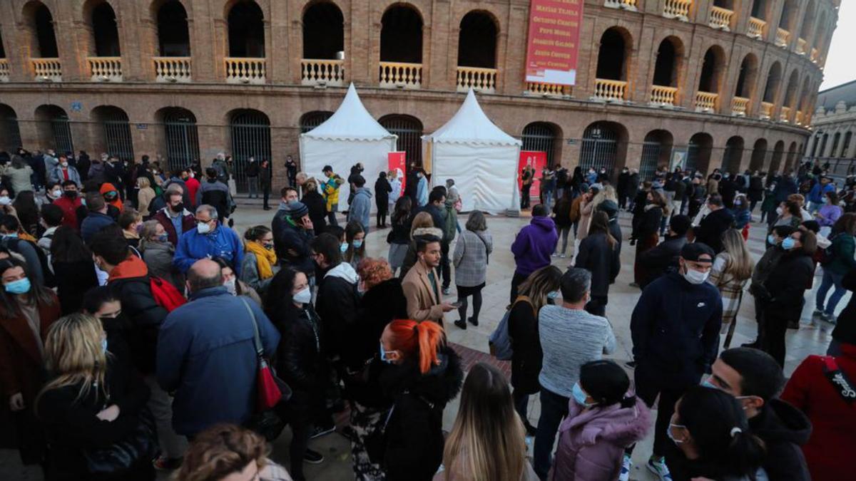 Personas esperando a vacunarse sin cita el viernes. | M.A.MONTESINOS