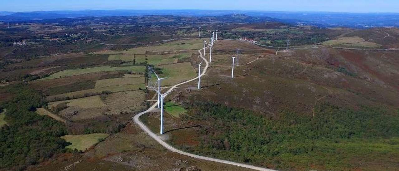 Vista aérea de una instalación de energía eólica en la zona. // Bernabé