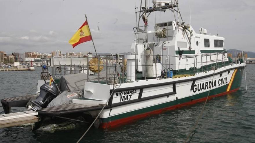 Rescatados en Peñíscola una pareja y un menor en una embarcación a la deriva