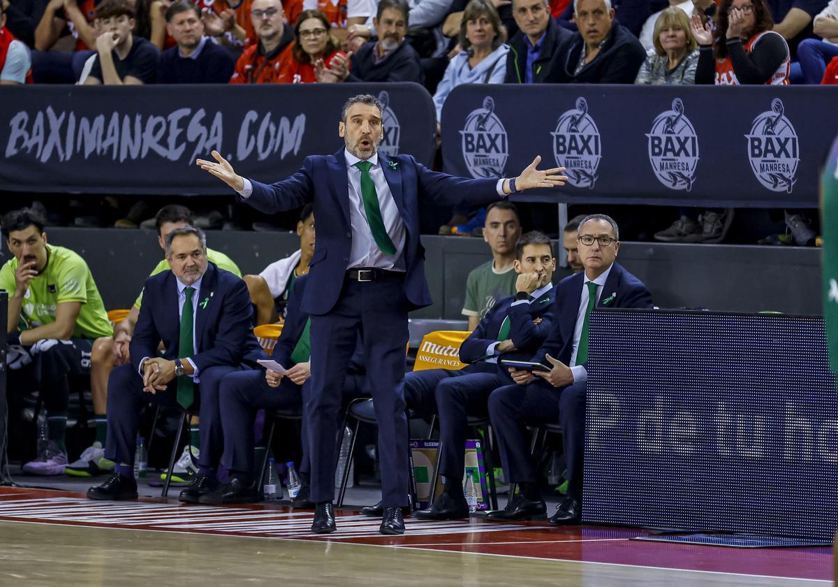 Paco Aurioles, el primero a la izquierda de los tecnicos.