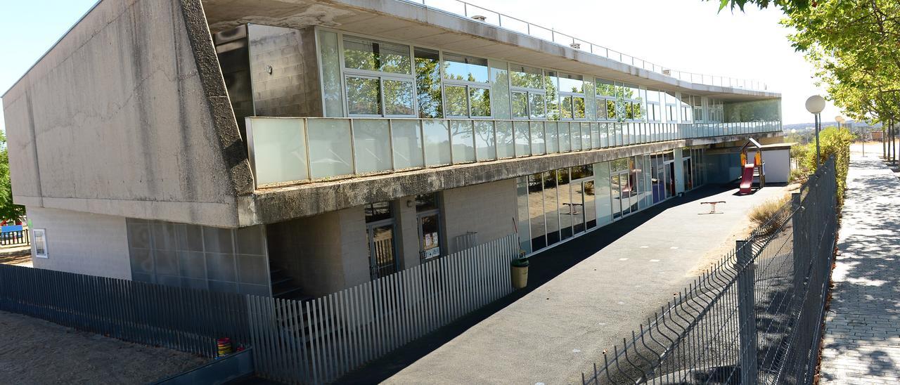 Colegio Las Eras de Malpartida de Plasencia, que se ha quedado sin conserje y refuerzo de limpieza.