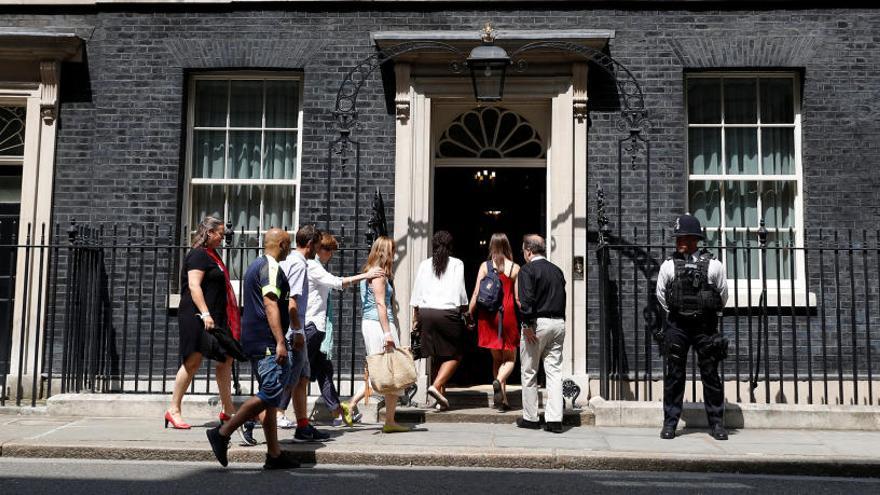 Afectados por el incendio, a su llegada a Downing Street.