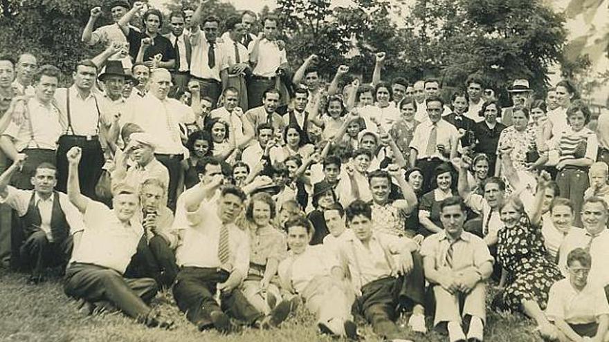 A la izquierda, integrantes de la colonia asturiana, en un picnic prorrepublicano en los años treinta en las afueras de Nueva York. Al lado, tres emigrantes asturianas, en un amagüestu. / fotos cedidas por james fernández, pertenecientes a la muestra: «la colonia: un álbum fotográfico de los españoles en nueva york 1898-1945».