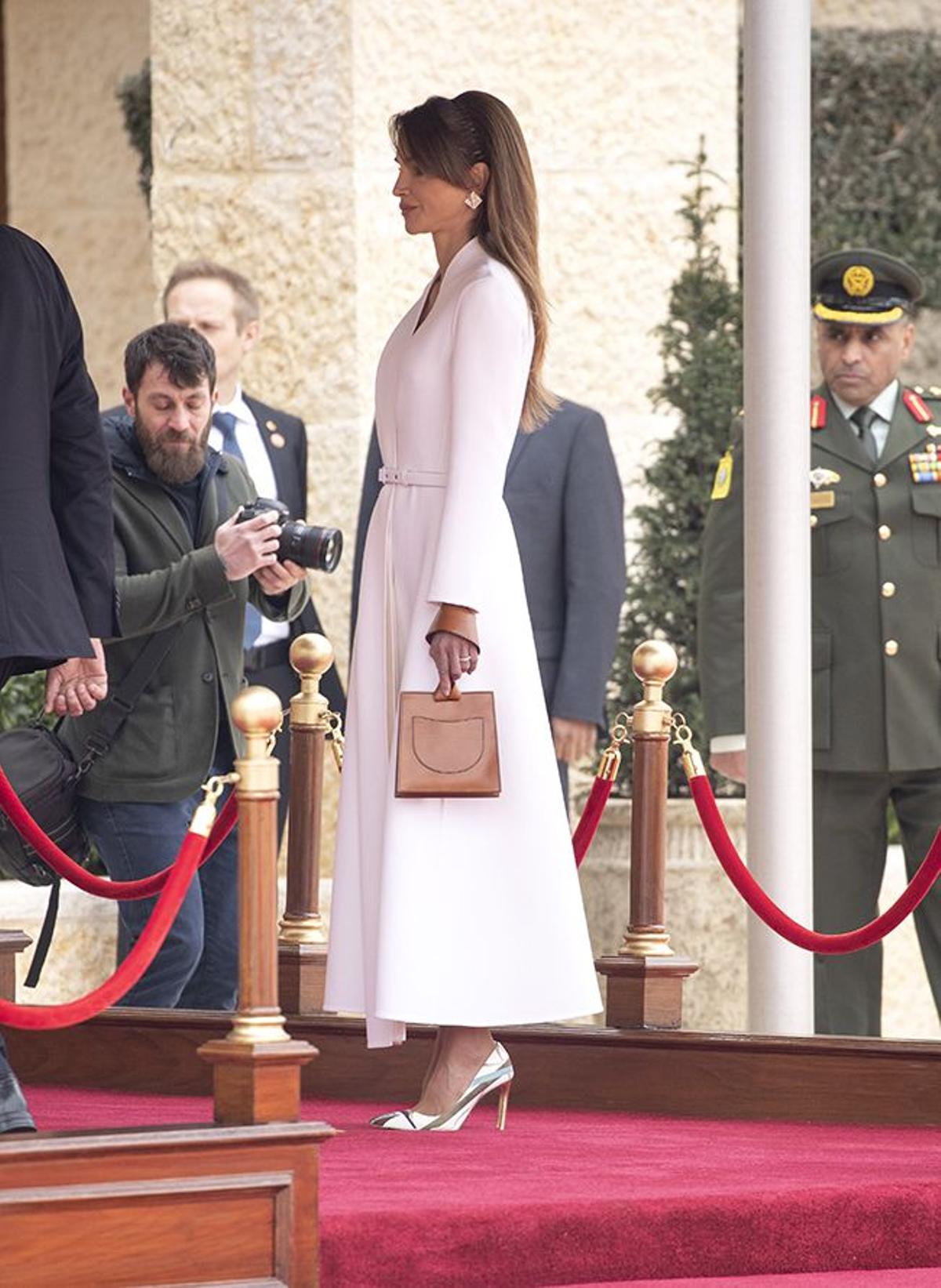La reina Rania de Jordania con bolso a la muñeca y zapatos de Dior