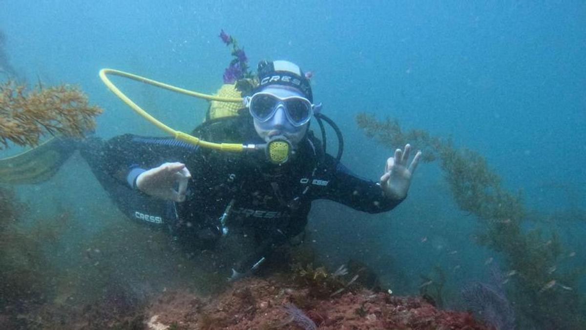 Un buceador, en plena inmersión en aguas de Aldán, en Cangas do Morrazo.
