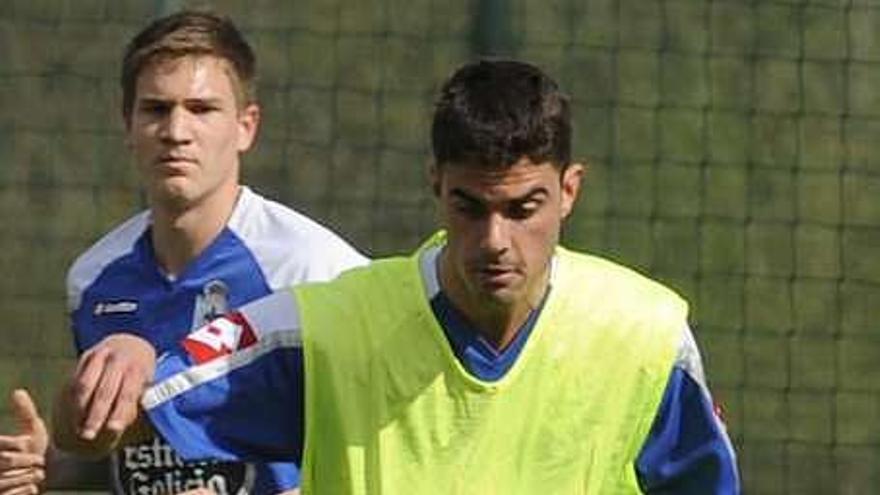 Raúl observa a Juan Domínguez (izquierda) durante la sesión de ayer; a la derecha, Pablo Álvarez. / f. martínez