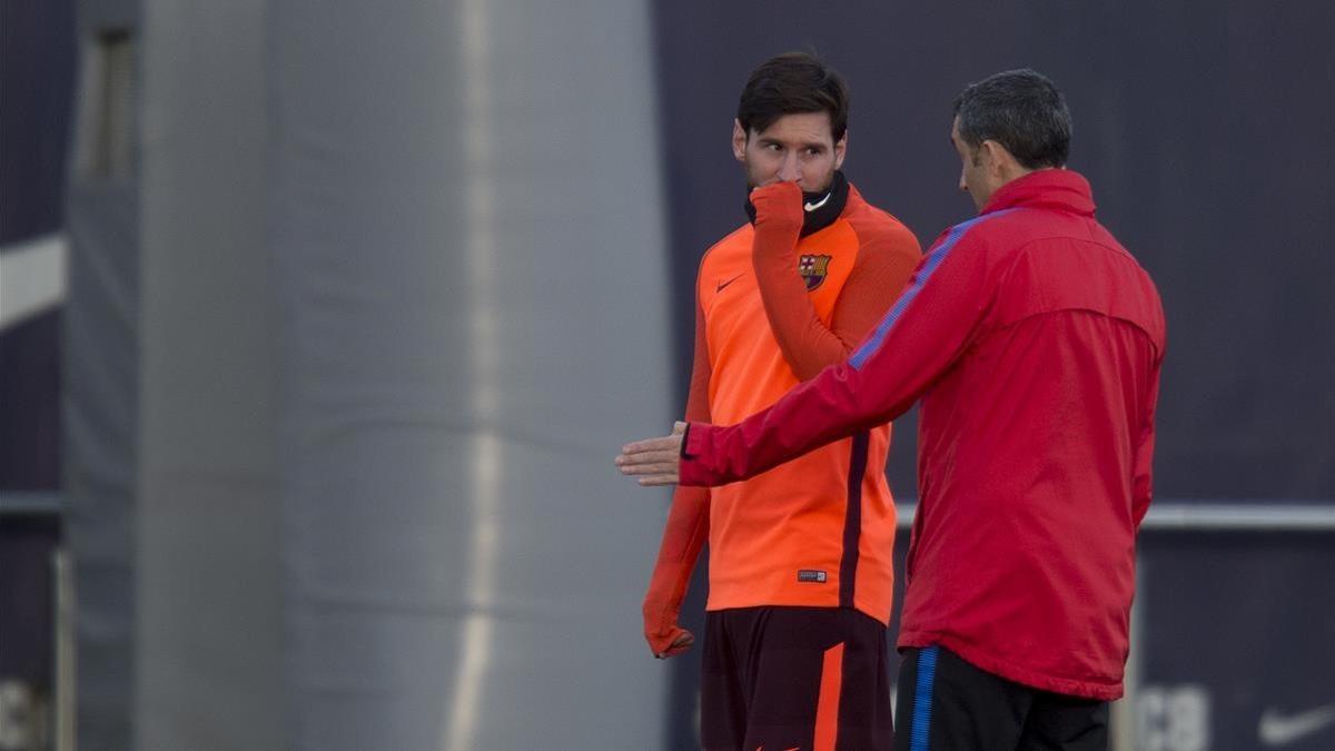 Messi conversa con Valverde en el último entrenamiento previo al duelo con el Chelsea.