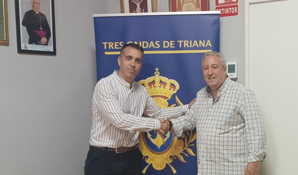 El alcalde pedáneo de Albendín, José Andrés García, rubrica el compromiso con Julio José Vera Cuder, director de la banda.