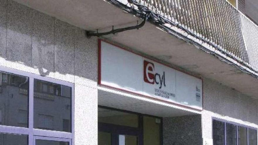 Un hombre entra en las oficinas del ECYL.