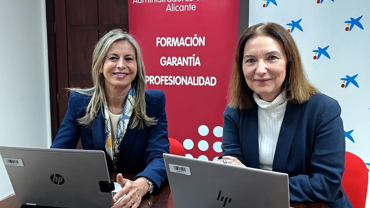 Olga García y María del Mar Rodríguez, durante la firma del convenio.