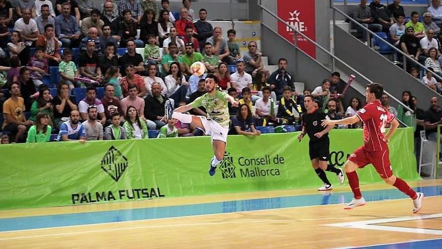 Joselito controla el balón de forma espectacular hoy en Son Moix.