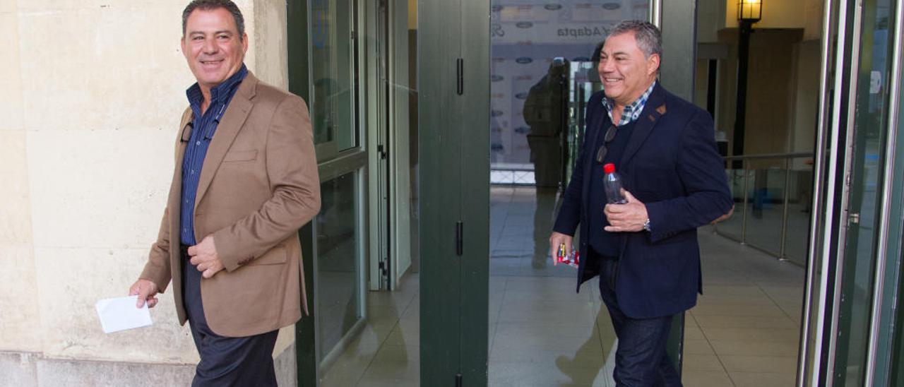 Los hermanos Rafael y José Vicente Gregory saliendo de la Audiencia el pasado noviembre.