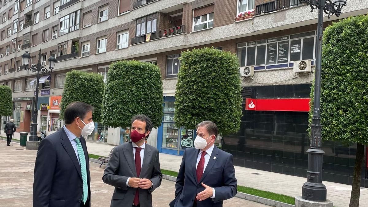 Alfredo Canteli y Nacho Cuesta, durante el cambio a led de las primeras farolas de la zona de General Elorza. | |  CEDIDA A LNE