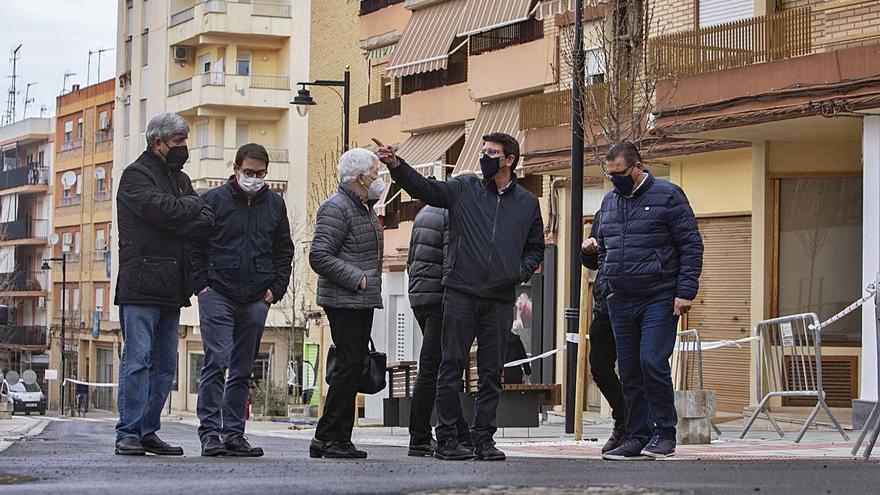 Rodríguez, ediles y representantes de la asociación de Sant Josep, ayer en la visita a las obras. | PERALES IBORRA