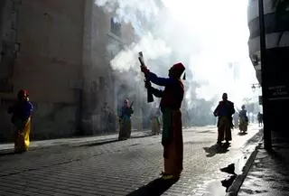 Las mejores imágenes del Alardo de los Moros y Cristianos de Elche