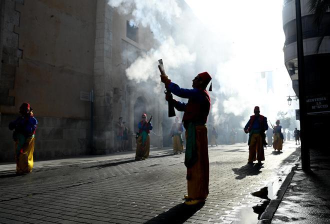 Las mejores imágenes del Alardo de los Moros y Cristianos de Elche