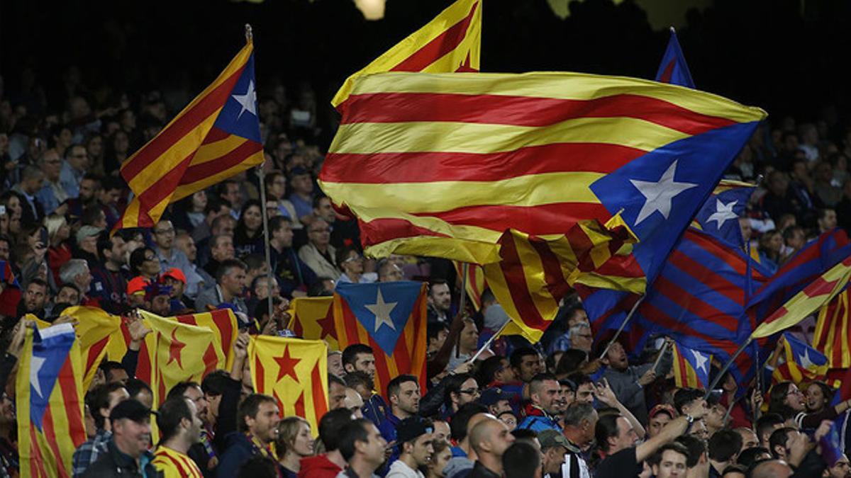 'Estelades' en las gradas del Camp Nou, durante el Barça-Leverkusen disputado el pasado 29 de septiembre