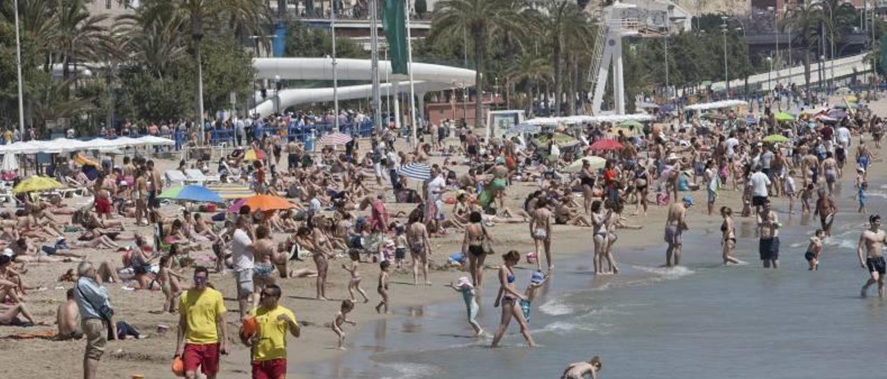 Bañistas en una abarrotada playa del Postiguet (Alicante) durante la pasada Semana Santa, en la que los hoteles tuvieron un 86% de ocupación