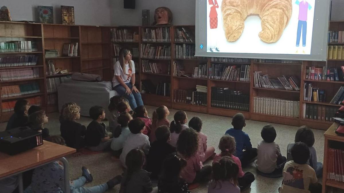 Una de les infermere adreçant-se a alumnes de primària