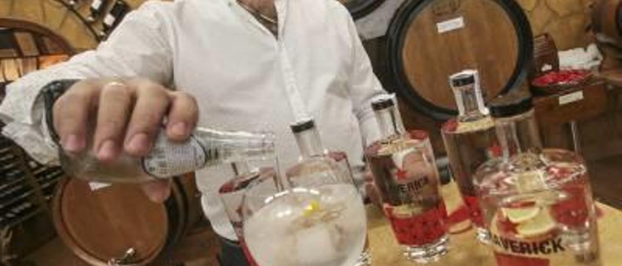 El creador de la receta de esta nueva ginebra preparando un gin-tonic.