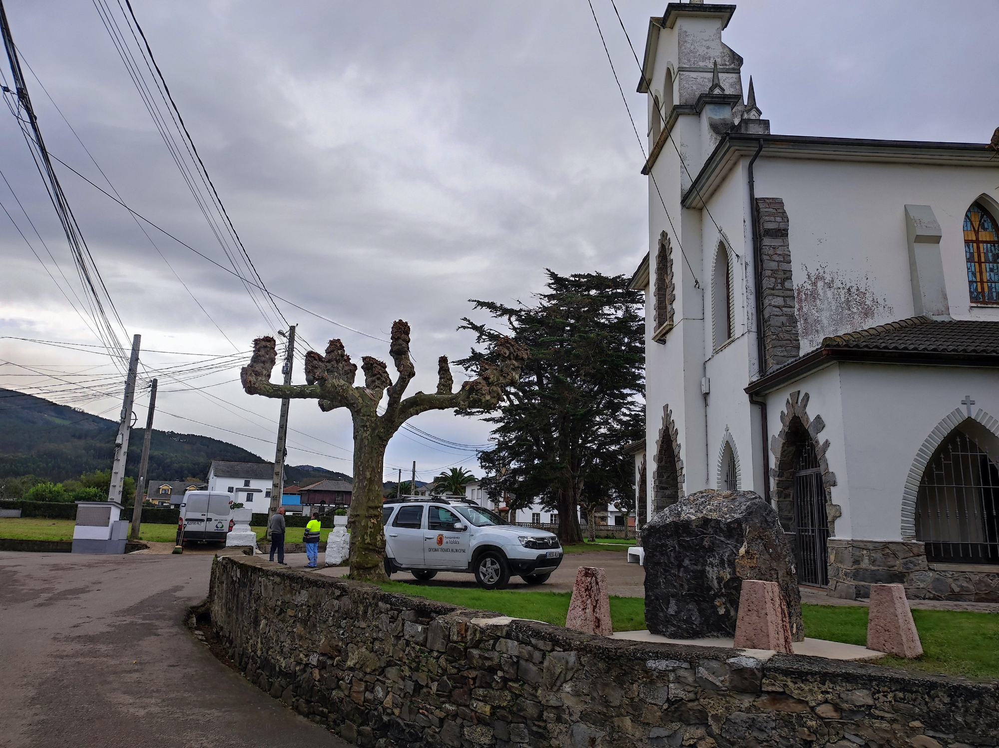 Los vecinos ponen a punto los enclaves de Cadavedo que visitarán los Reyes este sábado
