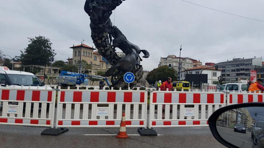 Operarios del Concello trabajando en Praza de España.