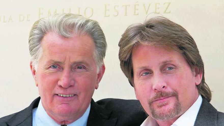 El director Emilio Estévez (dcha.) junto a su padre, el actor Martin Sheen (izda.). / mondelo