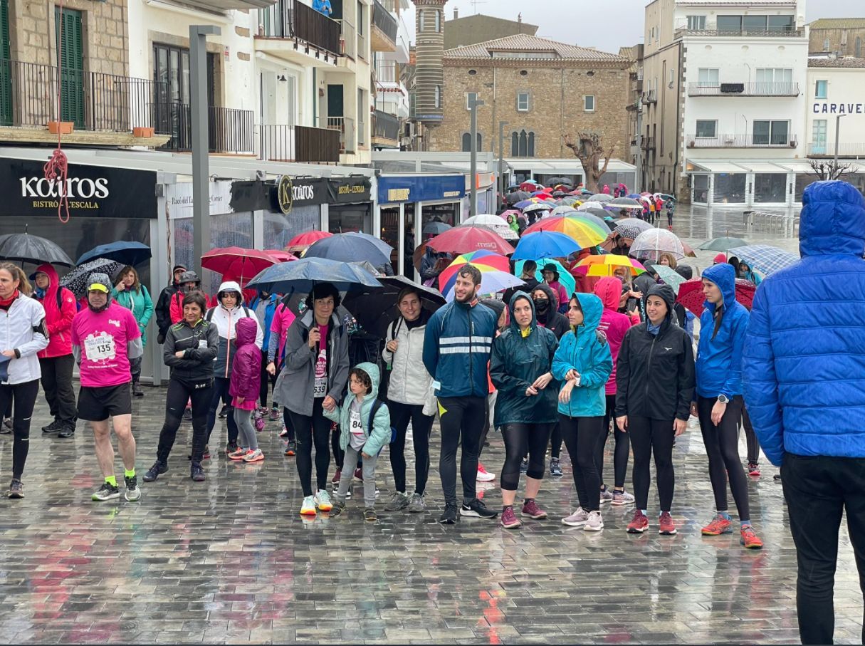 La pluja no espanta les participants de la Cursa de la Dona