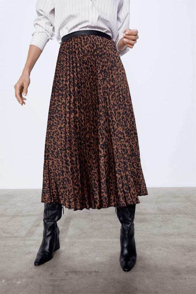 Falda plisada de estampado de leopardo, de las rebajas de Zara