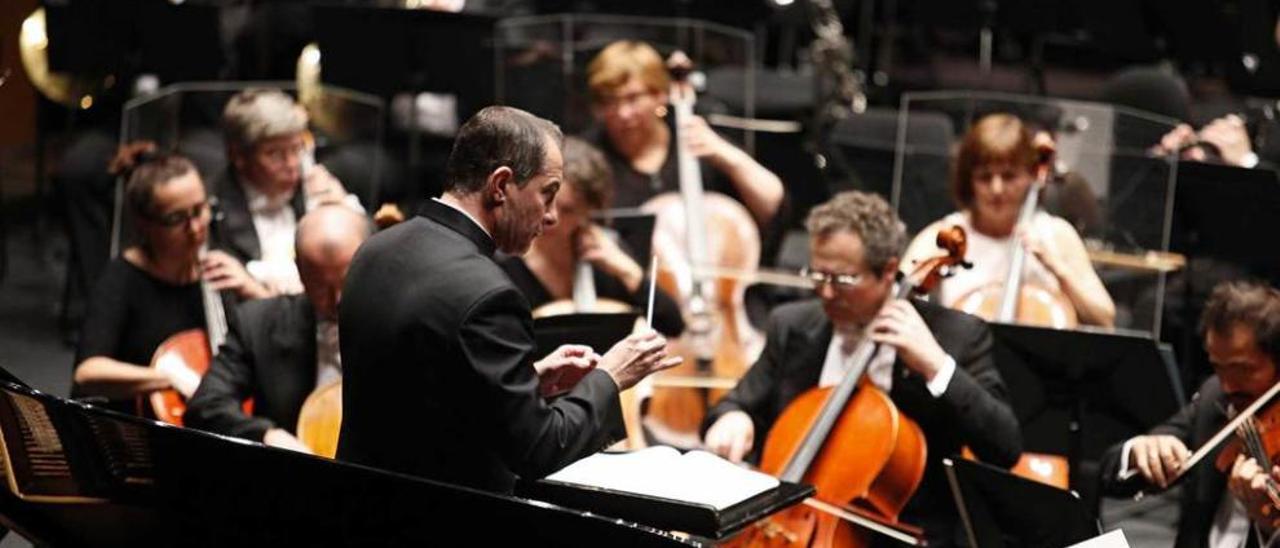 El director de la OSPA, Rossen Milanov, ante los músicos, en el teatro Jovellanos. juan plaza